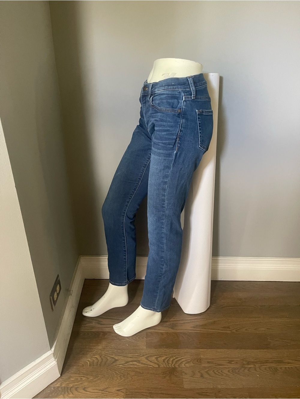 Madewell Straight-Leg Women’s Jeans in Medium Blue Wash - Picture 4 of 6